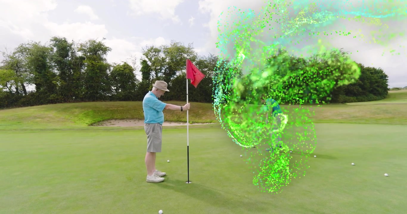 Oudere golfers stabiliseren de vlaggenstok; een vrouw slaat een putt, wat een groene werveling veroorzaakt die daarna verdwijnt.