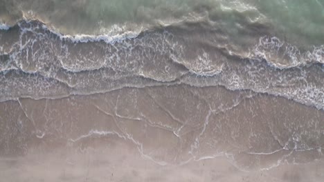 Vista-De-Drone-De-Las-Olas-En-La-Playa-De-Ipioca,-Alagoas,-Brasil