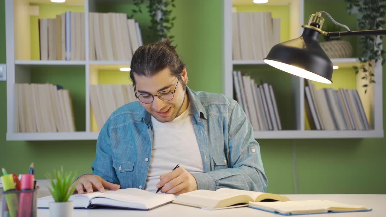 alentar a los estudiantes varones exitosos a estudiar.