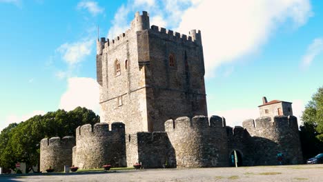 vista de bajo ángulo de la gran torre en el castillo medieval en el centro histórico de braganza, portugal