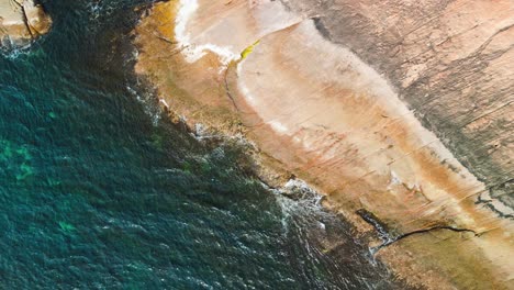 Kreiselansicht-Der-Leuchtturmfelsen-Von-Cape-Leeuwin-Mit-Ruhigem-Ozean,-Australien