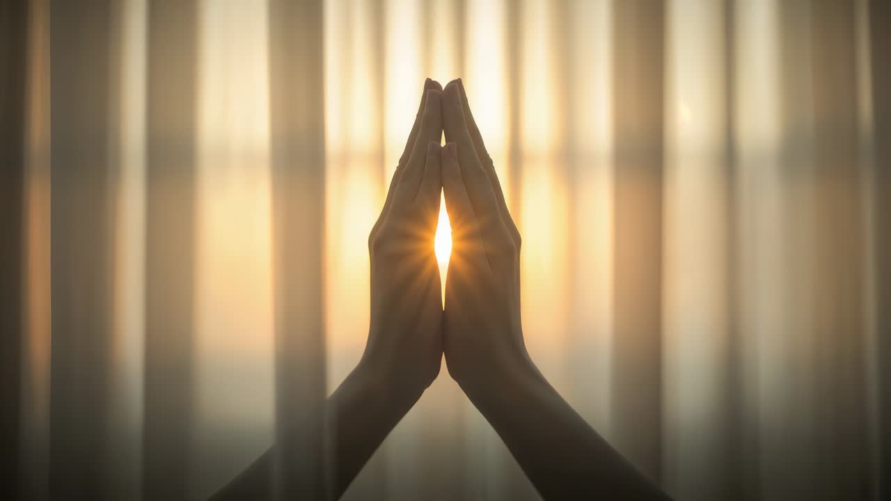 Mani che si tengono formando una fessura stretta alla finestra con tenda, la luce del sole si allinea in un raggio di sole tra i palmi