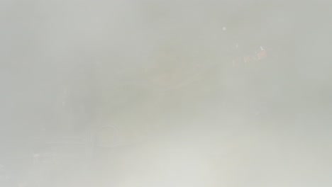 vuelo aéreo en la niebla que revela el valle rural verde debajo de la isla de madeira