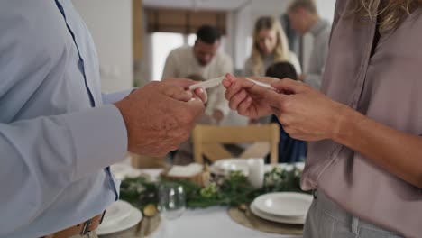 una pareja caucásica irreconocible hace los mejores deseos durante la víspera de navidad.