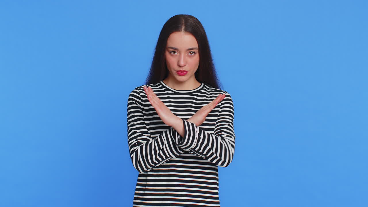 젊은 여성은 손가락을 입술에 러 침을 지시하는 몸짓, 비밀을 말하지 않는 표시, 소문, 사생활을 멈추는.