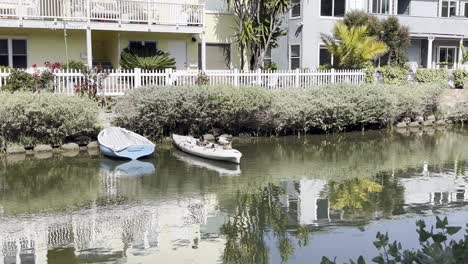 canal con acoplamiento de barcos y caiaques