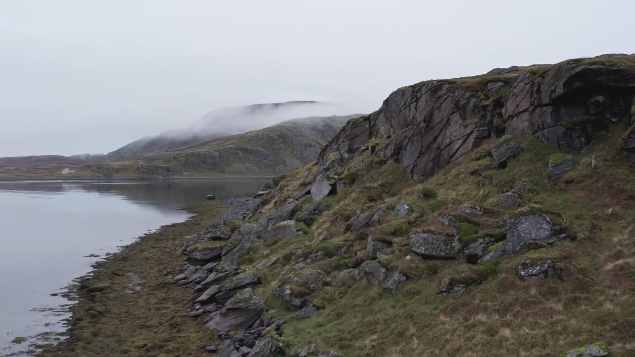 Avsidesliggende og vill skandinavisk tundra og steinete kystlinje