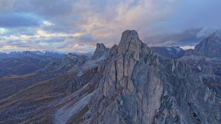 Drohnenperspektive eines nebligen Gebirgskamms am Passo Giau, Herbst, Dolomiten