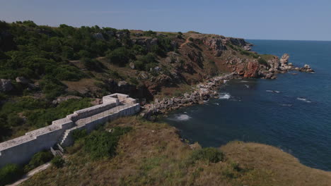 Una-Foto-De-Un-Dron-De-Las-Olas-Del-Mar-Y-Una-Fantástica-Costa-Rocosa