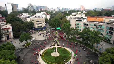 toma de drones de los corredores de la maratón de la ciudad de méxico en polanco dirigiéndose hacia la línea de meta
