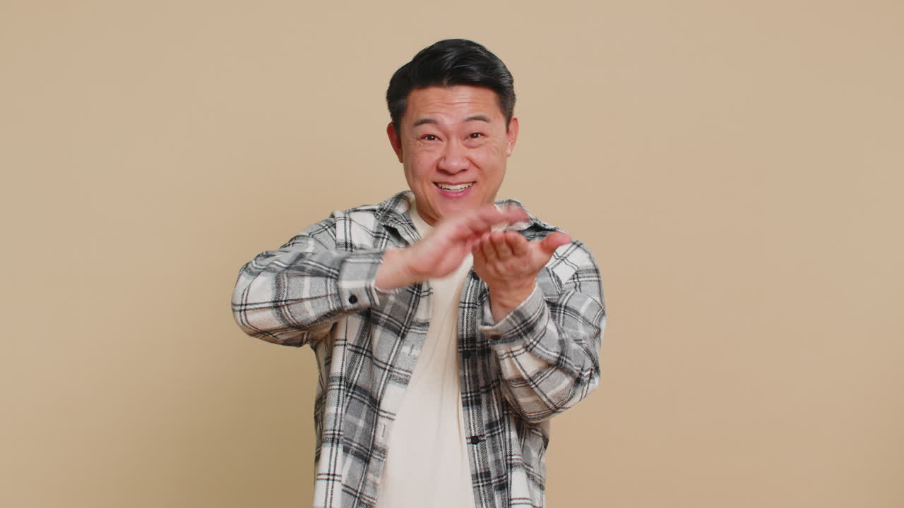 남자는 비를 보여주고, 던지고, 돈을 나누고, 더 많은 을 주고, 큰 수익을 얻고, 복권, 잭 쇼핑을 합니다.