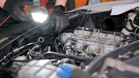mecánico que trabaja en un motor de automóvil