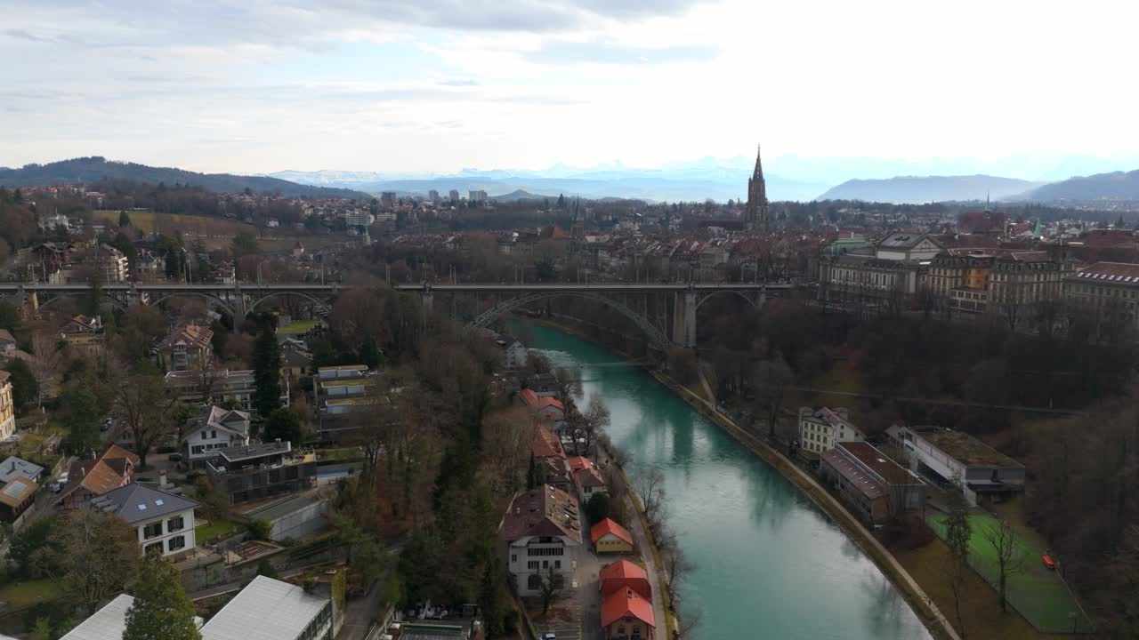 puente de arco sobre el río aare que conduce al centro histórico de la ciudad de berna