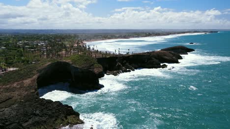 Dröhnen-Entlang-Der-Küste-In-Arecibo-über-Dem-Natürlichen-Cuevo-Del-Indio-In-Puerto-Rico-Nach-Dem-Hurrikan-Maria