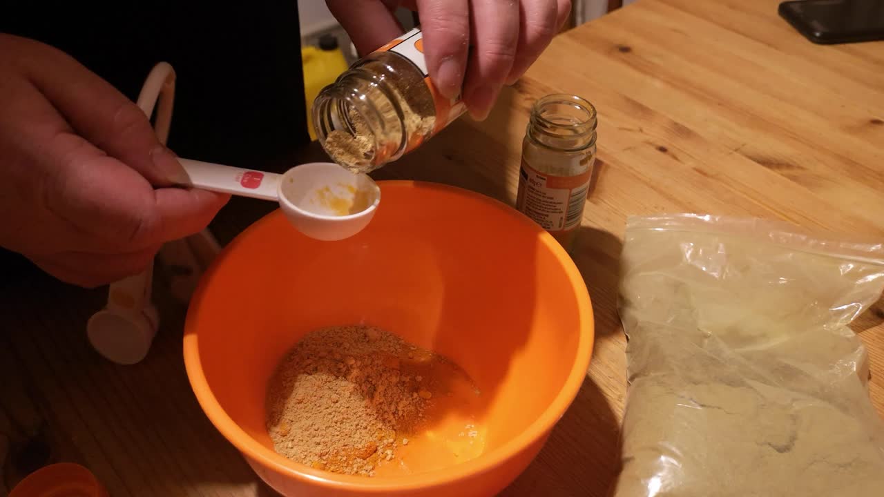 부엌 그릇에 여성 측정 생강 심황과 moringa 분말 약초 치료 보충