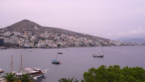 Edificios-De-Hormigón-De-Gran-Altura-En-Saranda,-Albania-Con-Barcos