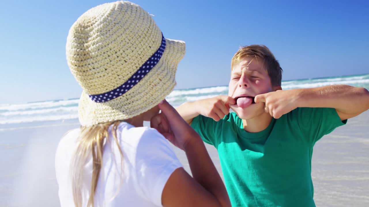 해변에서 함께 재미를 느끼는 형제자매