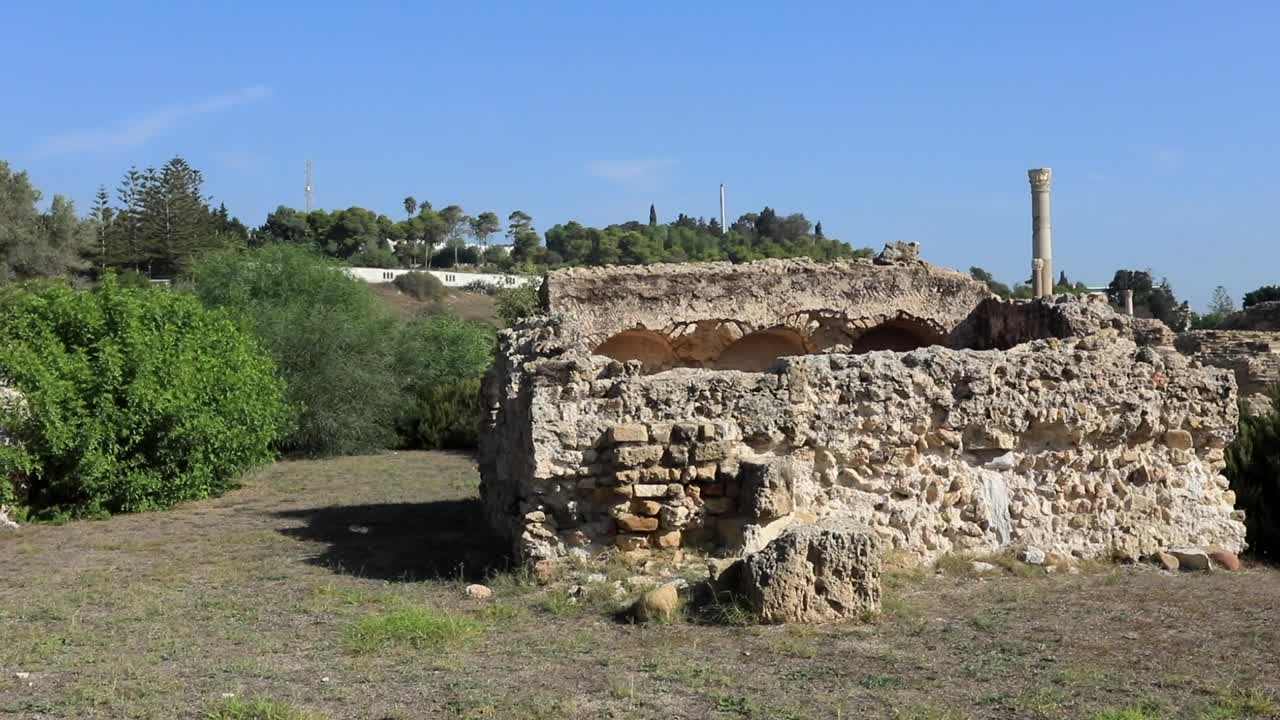 antiguas ruinas romanas en cartago, tunisia, bajo un cielo azul claro
