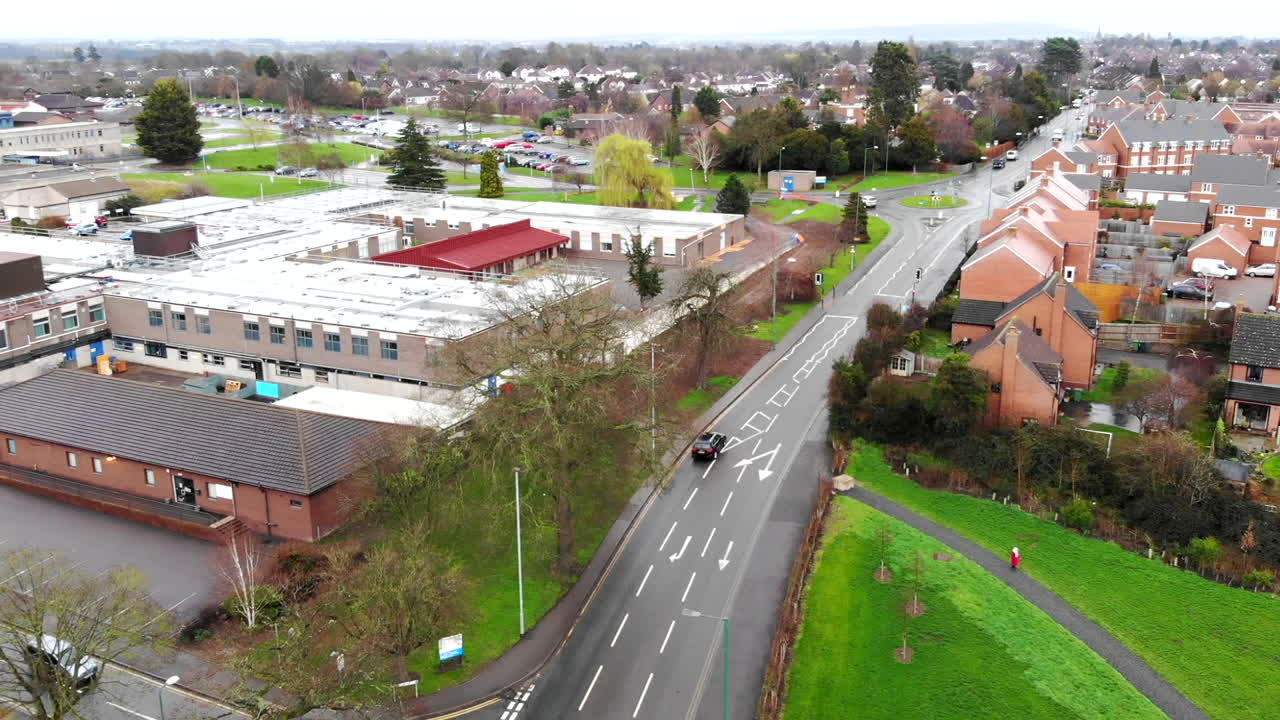 aéreo - un residencial de shrewsbury, un día frío con vistas sobre las casas desde el cielo en una pequeña ciudad del condado, shrewsbury, inglaterra, reino unido, europa