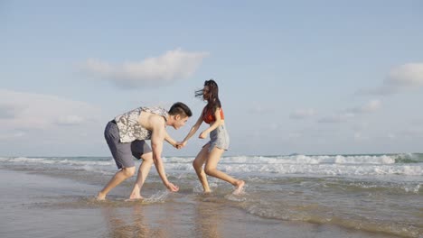 Una pareja divirtiéndose en la playa.