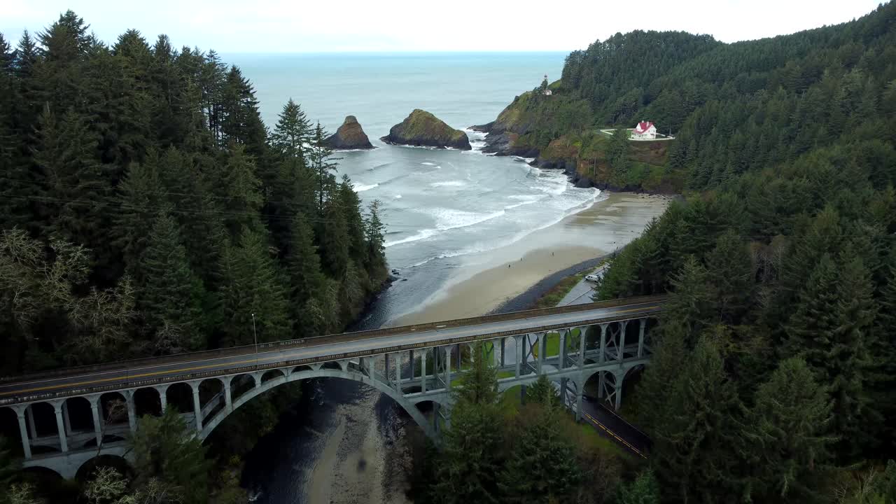 estados unidos, o, florencia, hecata head, 2024-11-25 - vista desde un avión no tripulado del faro de hecata head, el puente de cape creek en la autopista 101