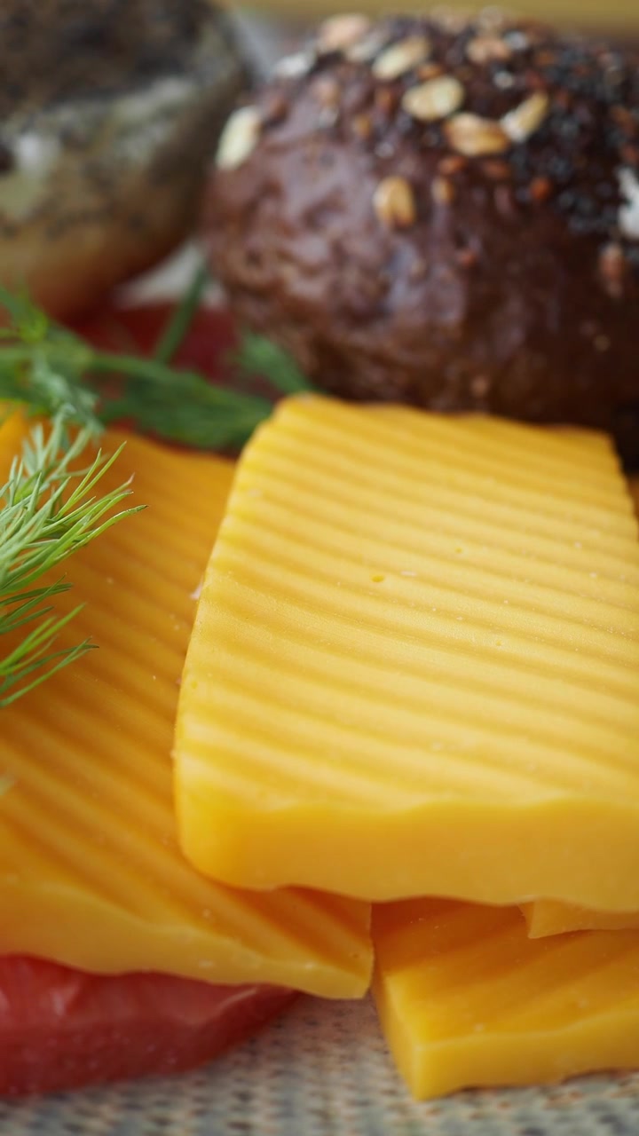 Formaggio fresco a fette e panini alle erbe