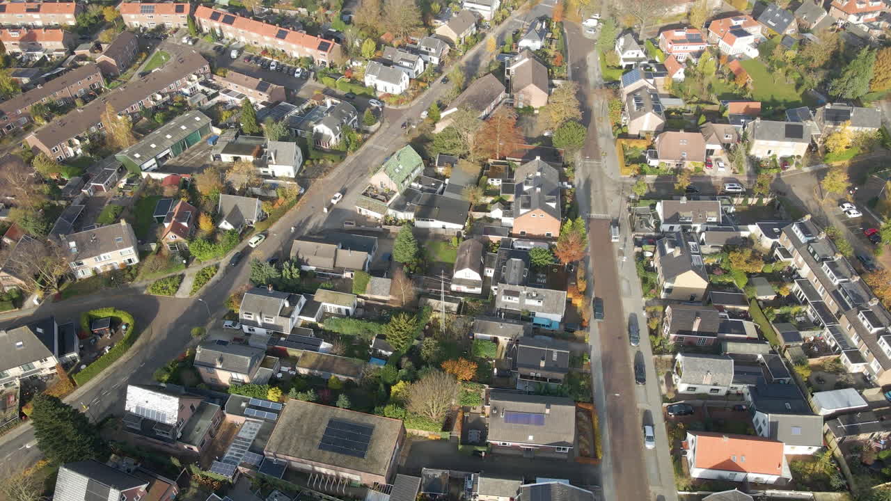 가을에 아름다운 교외 지역을 운전하는 자동차의 공중