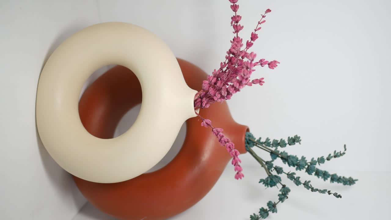 elegante arreglo moderno de jarrones