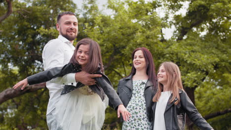 familia feliz en un parque