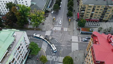 red de tranvías de gotemburgo - tranvías que circulan en avenyn en gotemburgo, suecia