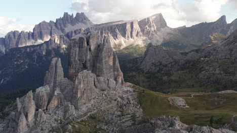 Antena-De-Majestuosas-Montañas-Cinque-Torri,-Con-Croda-Da-Lago