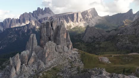 antena de majestuosas montañas cinque torri, con croda da lago