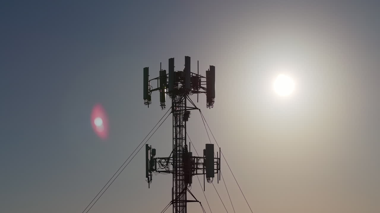 torre de celulares al atardecer
