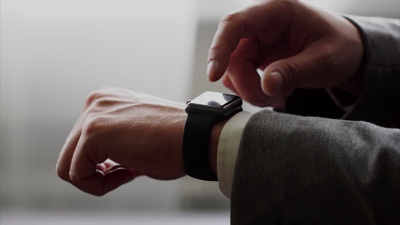 hombre ajustando reloj inteligente