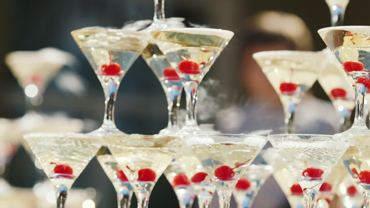 버블링 샴페인이 있는 안경 피라미드