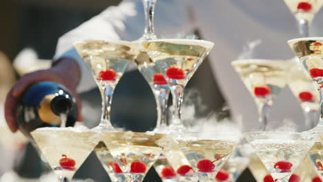 Pyramid-Of-Glasses-With-Bubbling-Champagne