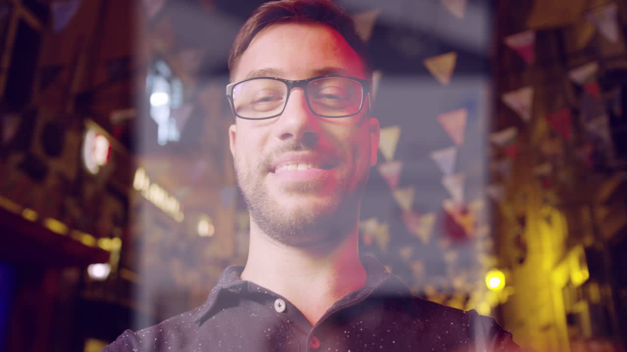 hombre mirando a través de la ciudad de la noche de vidrio