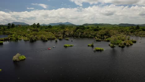 Seguimiento-Aéreo:-Dos-Canoas-En-Los-Humedales-De-Un-Exuberante-Bosque-De-Manglares-Verdes-En-Los-Jardines-Botánicos,-Rayong,-Tailandia