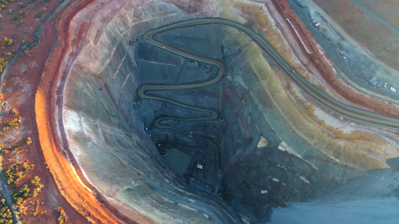 панорамирование над карьером с помощью дрона 4k