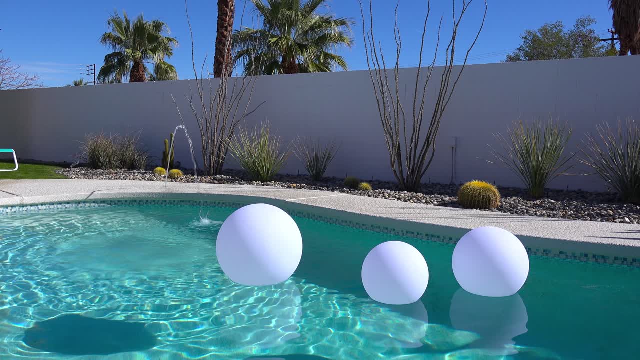 Künstliche aufblasbare Bälle schwimmen in einem Pool eines Hauses in Palm Springs.