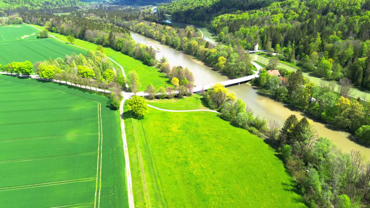 드론이 강과 숲 위로 날아갑니다.