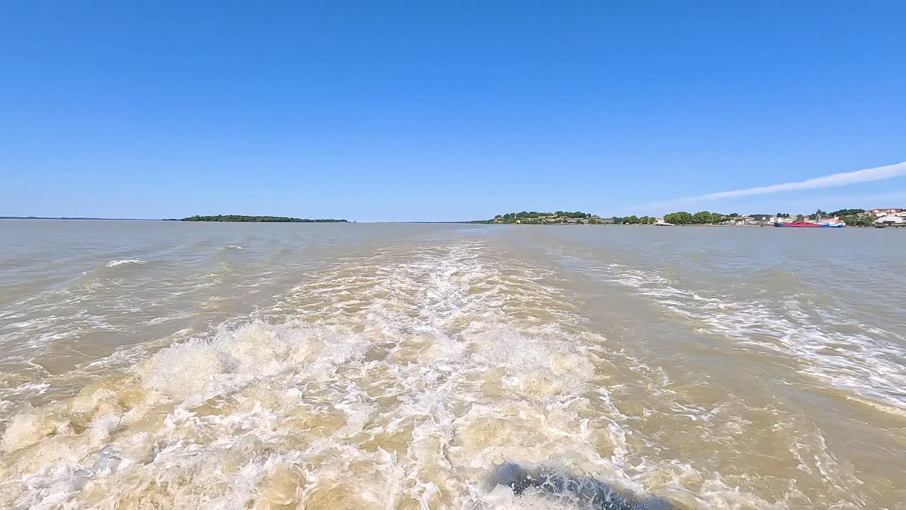olas que se arrastran detrás de un barco en movimiento