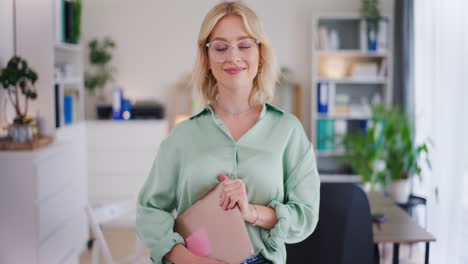 Selbstbewusste-Frau-Mit-Laptop-Im-Büro