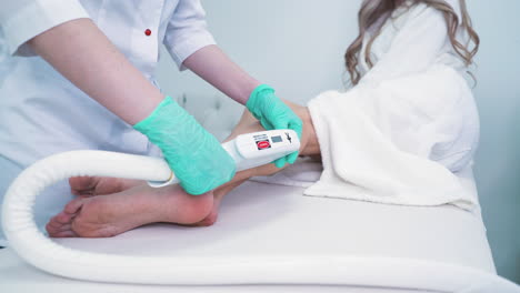 Dermatologe-In-Handschuhen-Führt-Laser-Epilation-In-Der-Klinik-Durch