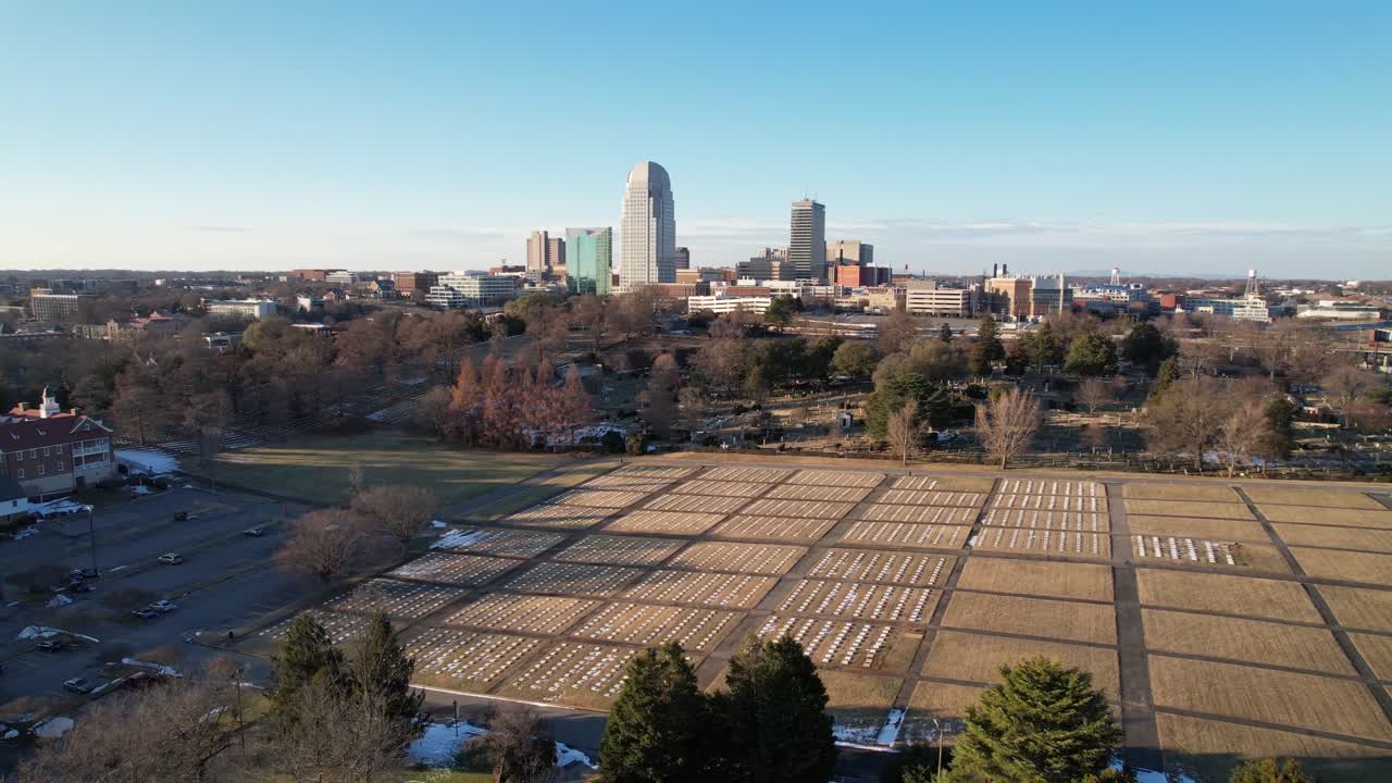 órbita aérea de winston salem nc, carolina del norte con el acre de dios en primer plano