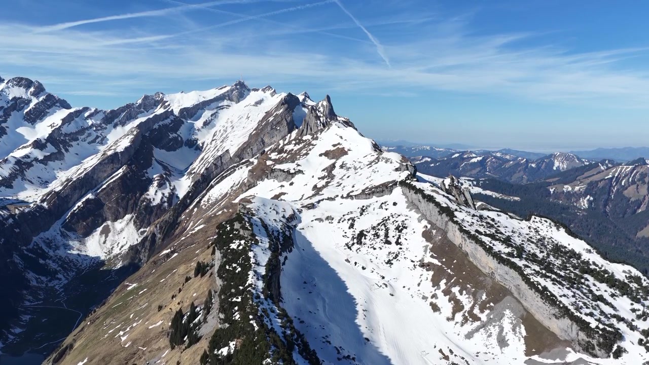 Paesaggio aereo ripreso da drone delle Alpi dell'Appenzello, Svizzera, massiccio dell'Alpstein, monte Ebenalp