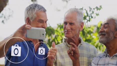 animación de iconos de redes sociales sobre hombres de edad avanzada diversos que usan teléfonos inteligentes.