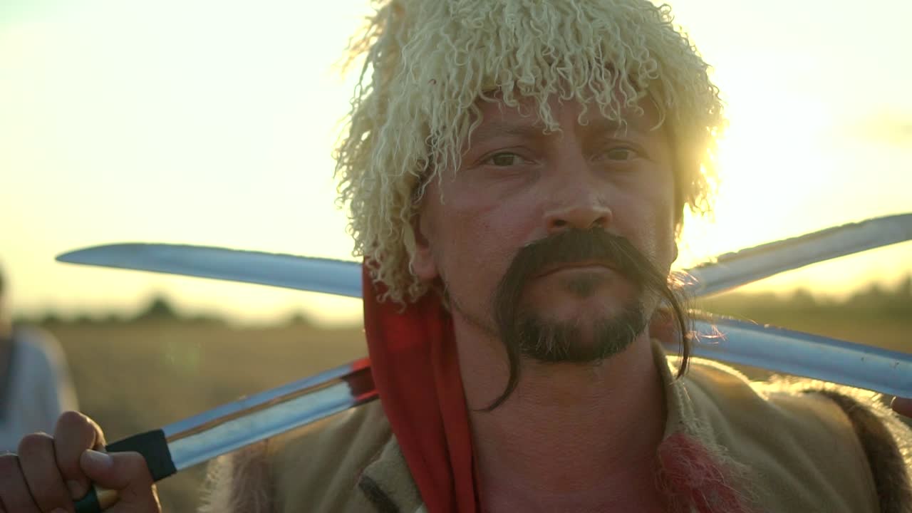 la mirada temible del guerrero. el cosaco ucraniano mira lejos 03