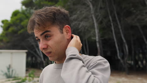 niño hace una expresión intimidada y avergonzada en la naturaleza en un parque
