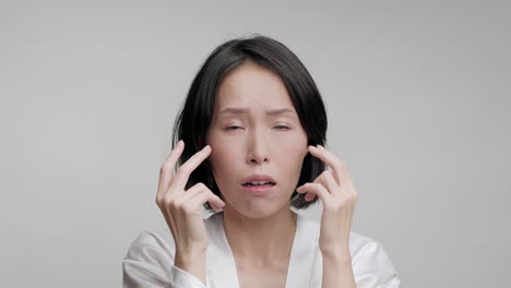 피부를 확인하는 여자